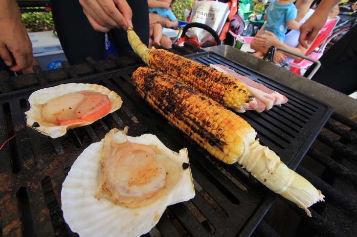 港が近い静岡ならではの貝とBBQ定番の焼きとうもろこし