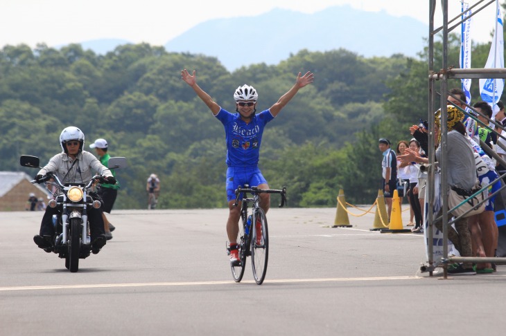 総合優勝を決めたBeachRacingが5時間のレースを終えてガッツポーズとともにゴールに戻ってきた