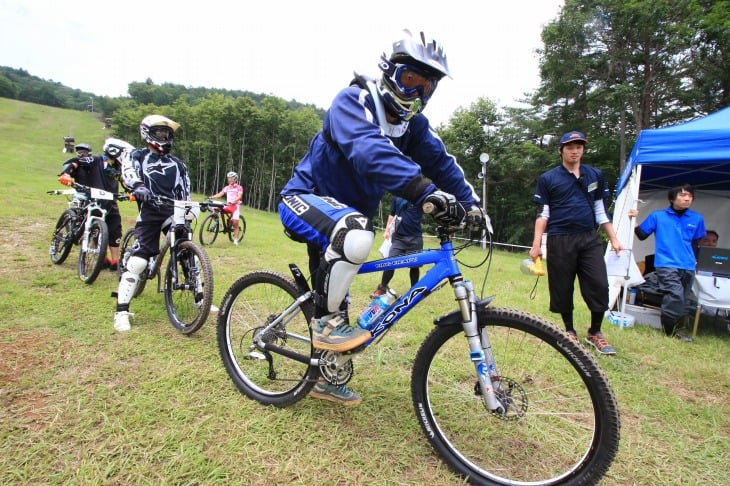 事前に試走が無かったため、やや緊張した面持ちのライダーも多数