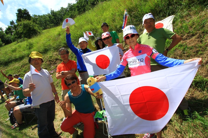 沿道にグループで居た日本からの応援団。お目当てはもちろんユキヤ