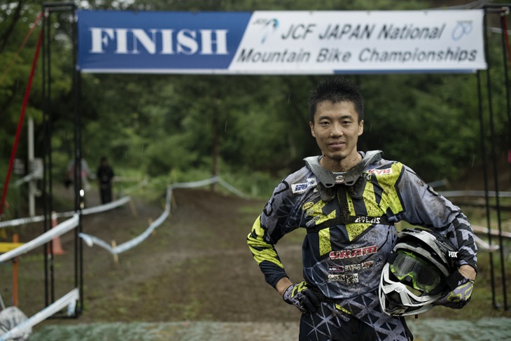 優勝を決めた直後の安達靖（ダートフリーク/サラセン）。雨が降り続いていた