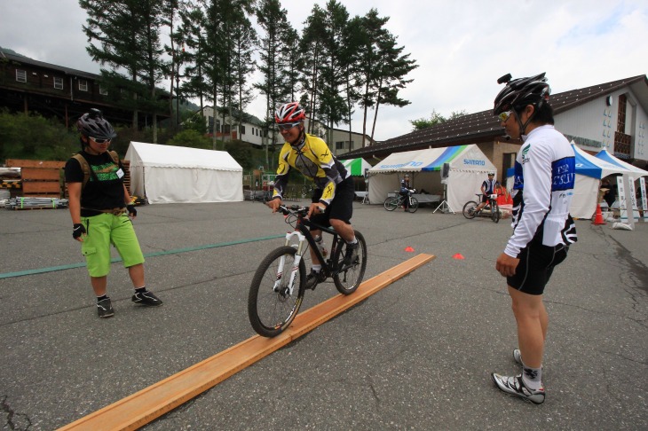 ブースの一部ではMTB初心者向けの講習会も。講師は辻浦圭一さんと丸山八千代さん