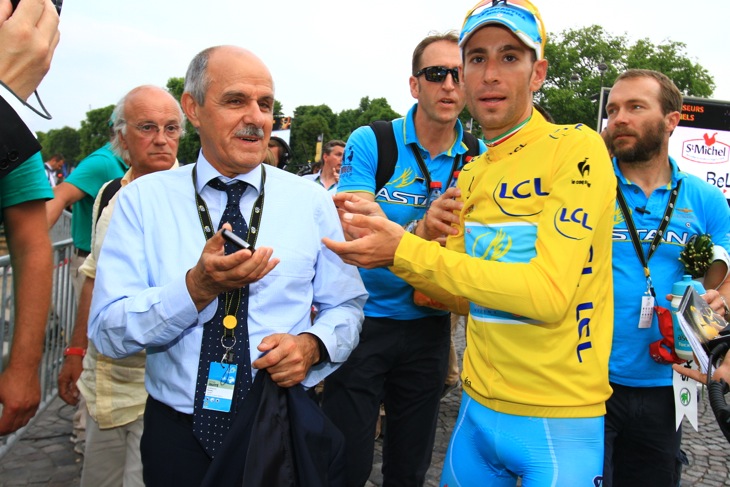 イタリア自転車競技連盟のレナート・ディロッコ氏も祝福に駆けつけた