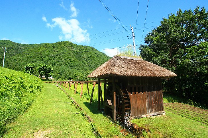 前沢集落にはこういった藁葺屋根の建物がたくさんあった