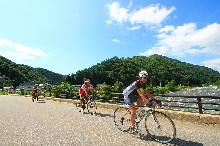 伊南川を渡ち内川ASへ向かう