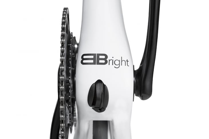 ボトムブラケットはサーヴェロの独自規格「BBright」