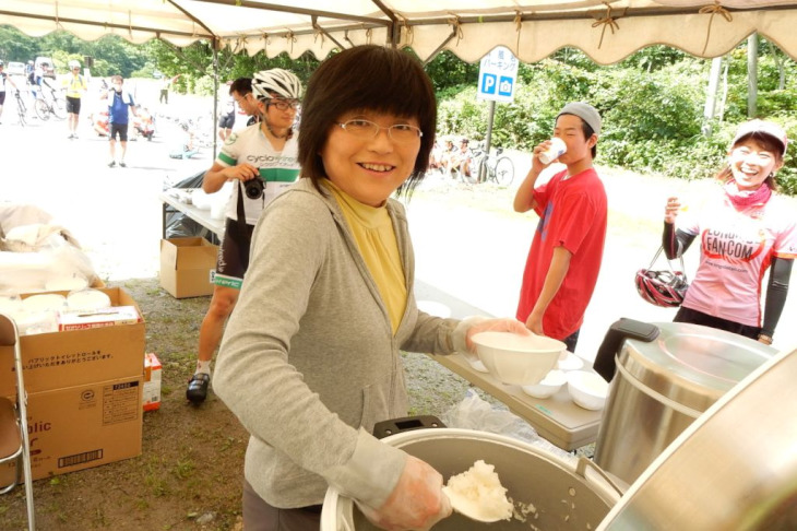 「これくらいでイイかしら？」「まだまだ超大盛でお願いします！」