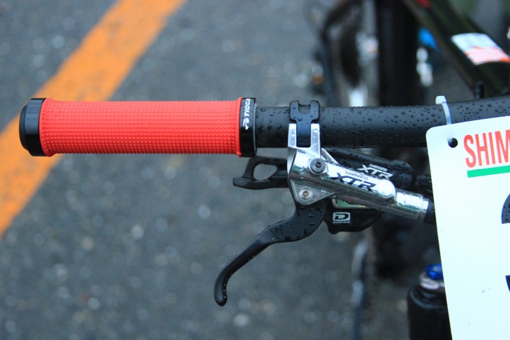 ブレーキもシマノXTR。赤いグリップはバイク全体のアクセントになっている