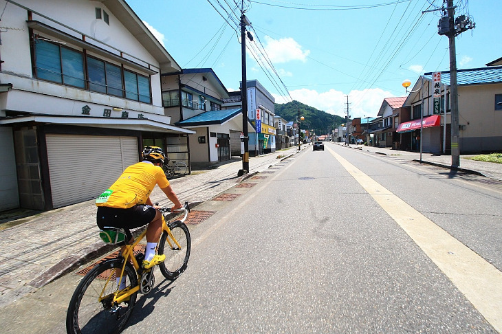 どこか懐かしい街並みが続く国道を進みます。