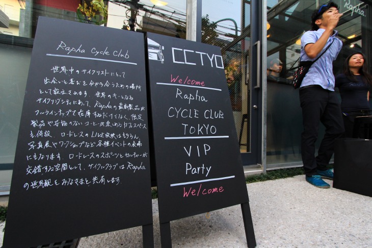 入り口に置かれた黒板。Rapha Cycle Clubのコンセプトが記されている