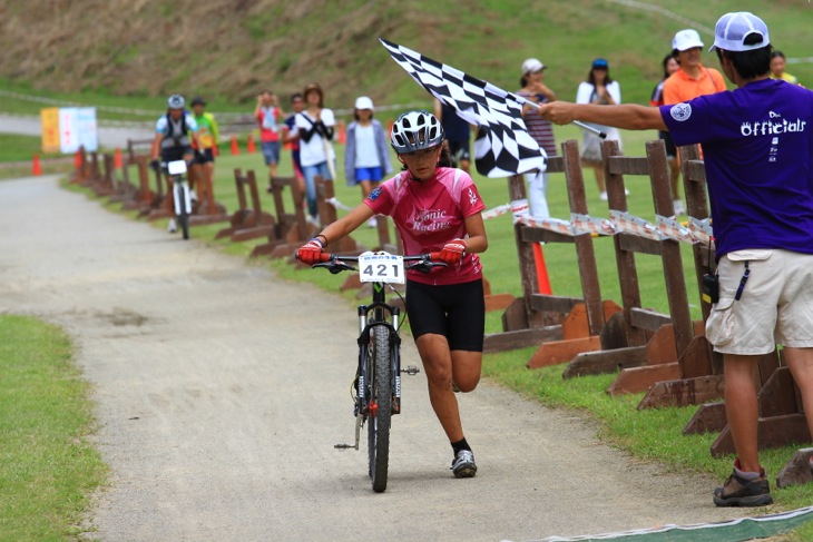 女子中学の部で昨年優勝した千原亜里沙(ソニックレーシング/兵庫県 明石市立大蔵中学校)はメカトラに見舞われ歩いてのゴール