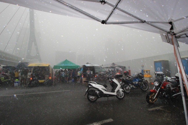 湾岸クリテリウム終了直後からは猛烈なゲリラ豪雨が降りだした