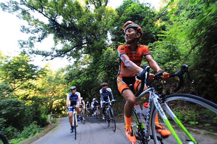 不動峠を登っていく