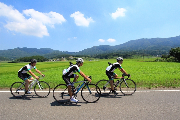 風返し峠にむけて平坦路を走っていく