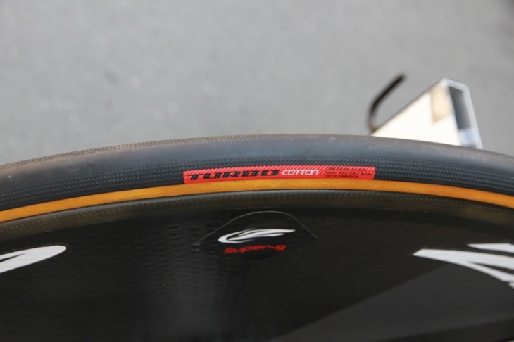 コットンケーシングを使用した新型タイヤを導入
