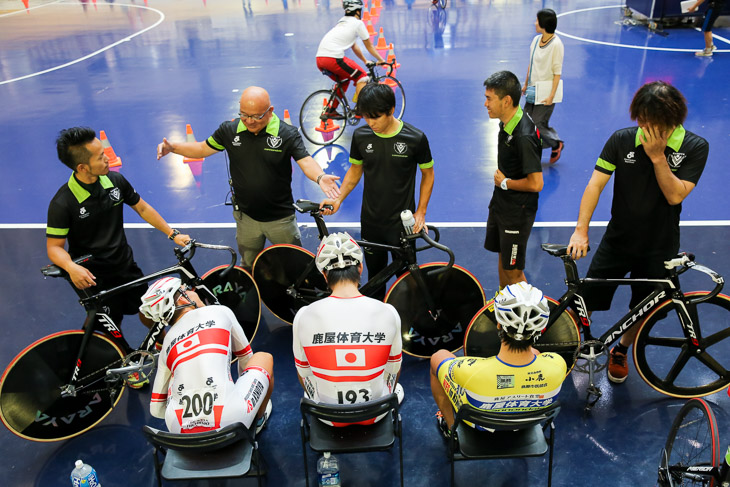 男子チームスプリント決勝前 リラックスする鹿屋体育大