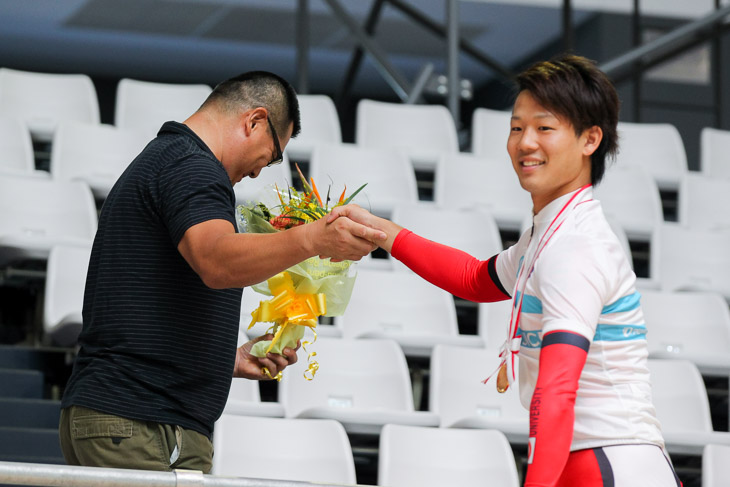 男子スプリント 優勝の宮本隼輔(中央大)がスタンドにいた競輪選手の父、忠典さんに駆け寄る