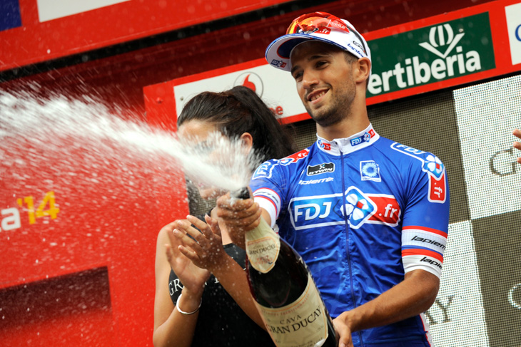 ステージ2勝目のナセル・ブアニ(フランス、FDJ.fr)がシャンパンを開ける