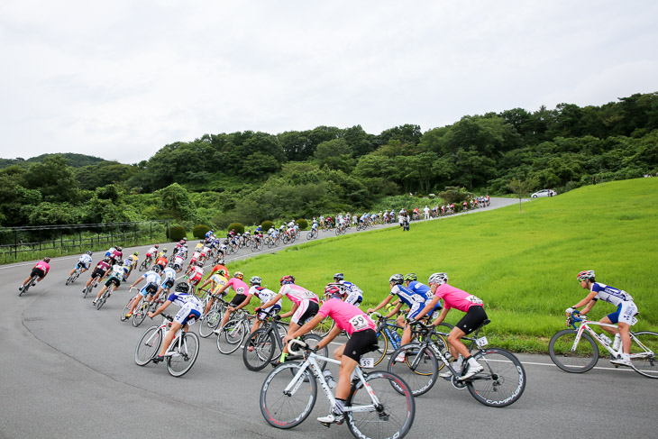 朝8時、レースがスタート。28周140kmの長丁場