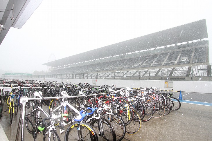 豪雨が会場を襲った