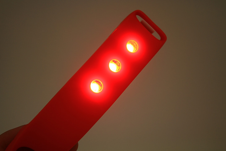 3連の赤色LEDで被視認性を高める
