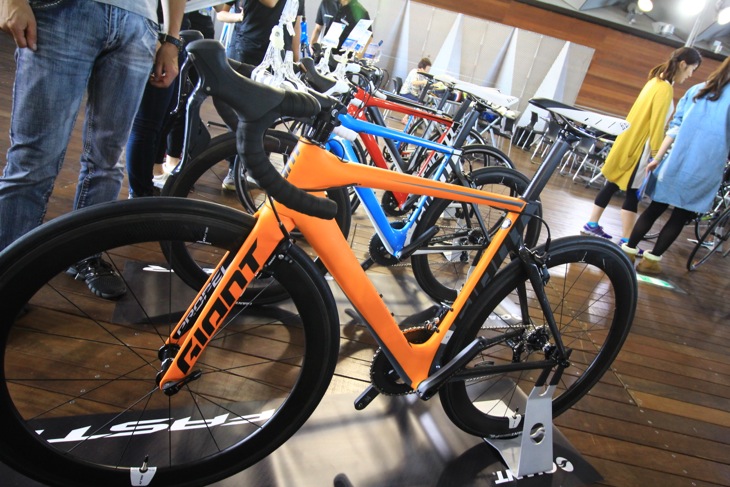 マットオレンジが眩しいPROPEL ADVANCED PRO 0
