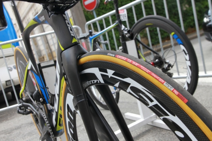 タイヤは24mm幅のヴィットリア CRONO CS