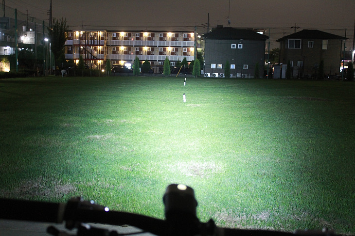 実際に夜の公園で撮影した写真。ダイナミックモードで30m先のボトルまで光が届いていた