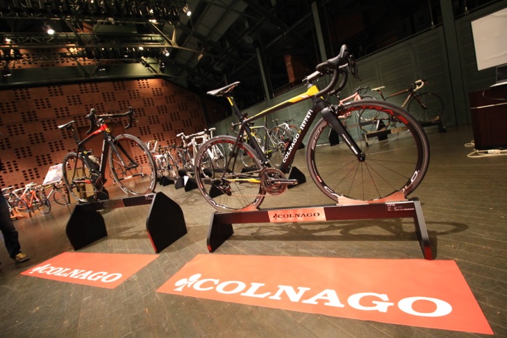 横浜赤レンガ倉庫で開催されたコルナゴ展示会。重厚な空間の中でバイクが輝く