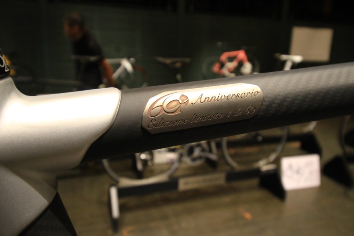 C60Aniversario 60周年記念モデルを示すエンブレム