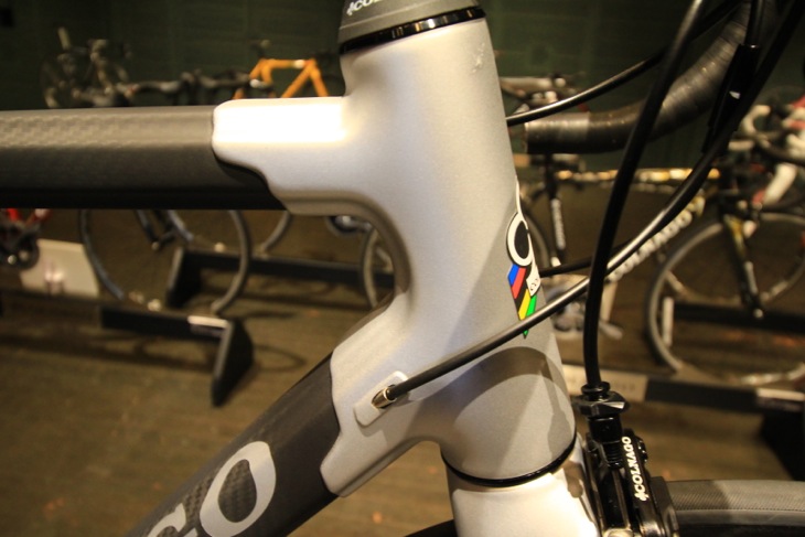 渋いシルバーグレーに塗装されたC60と共通のラグ