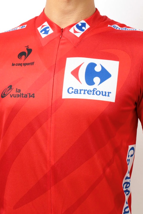 Carrefourなどスポンサーロゴが再現されている。グラデーションで大きく表現されるのはブエルタの大会ロゴだ
