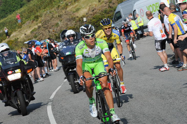 先頭で競り合うエドアルド・ザルディーニ（イタリア、バルディアーニCSF）とニコラス・ロッシュ（アイルランド、ティンコフ・サクソ）