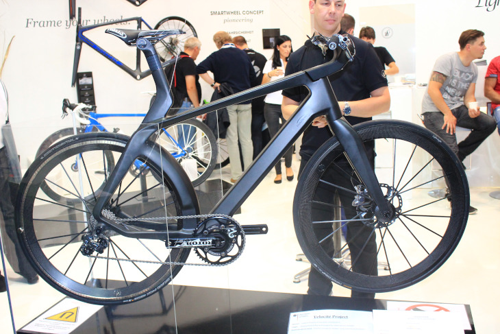 ライトウェイトが制作したプロトタイプのE-Bike。20kgを越えるバイクも多い中で15.6kgを実現。アシストユニットにはリニアモーターカーの原理を応用している（2014年のユーロバイクより）