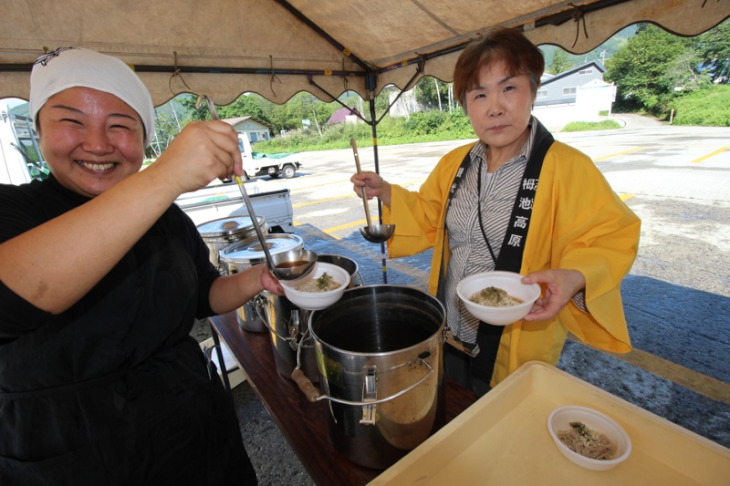 朝4時から蕎麦を打ち始めてくれた小谷村のボランティアの方々