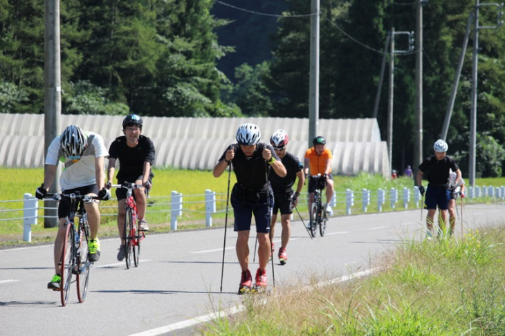 スキークロスカントリーの特訓に遭遇。長野らしい光景