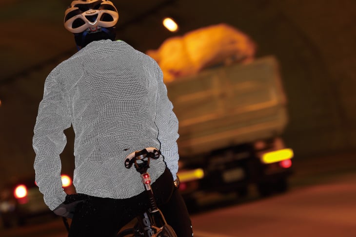 生地全体が反射素材 夜のライドで高い被視認性のSUGOi ザップ バイクジャケット - 新製品情報2014 | cyclowired