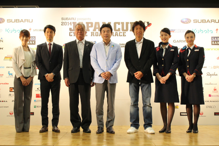 （左から）記者発表会に出席した絹代さん、栗村修さん、大島研一氏、佐藤栄一宇都宮市長、今中大介さん、JALキャビンアテンダント