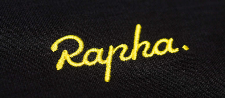 左胸元にはRaphaロゴの刺繍が入る