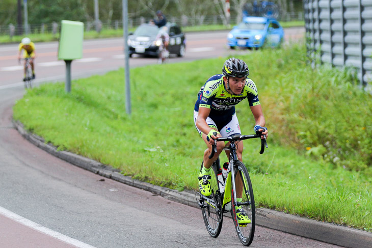 狩勝峠KOM手前1kmでアタックしたアレッサンドロ・マラグーティ（ヴィーニファンティーニNIPPO）