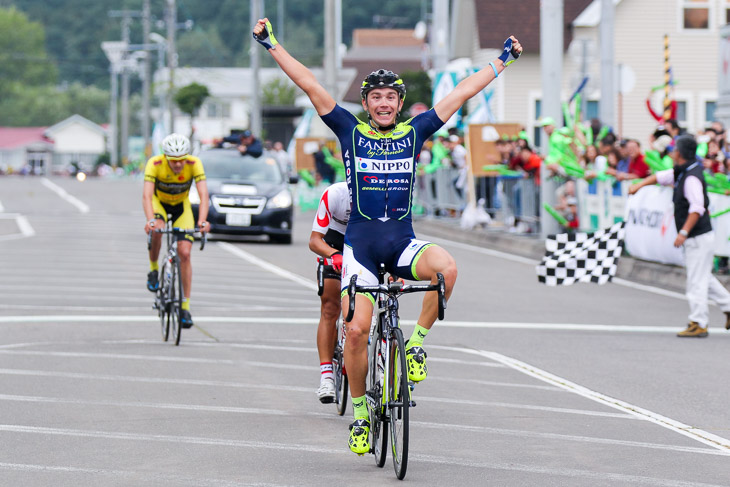 アレッサンドロ・マラグーティ(ヴィーニファンティーニNIPPO)が第1ステージ優勝