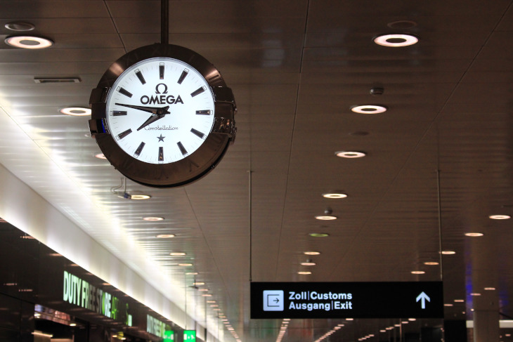 さすがは時計の国スイス。空港の時計はなんとオメガ製