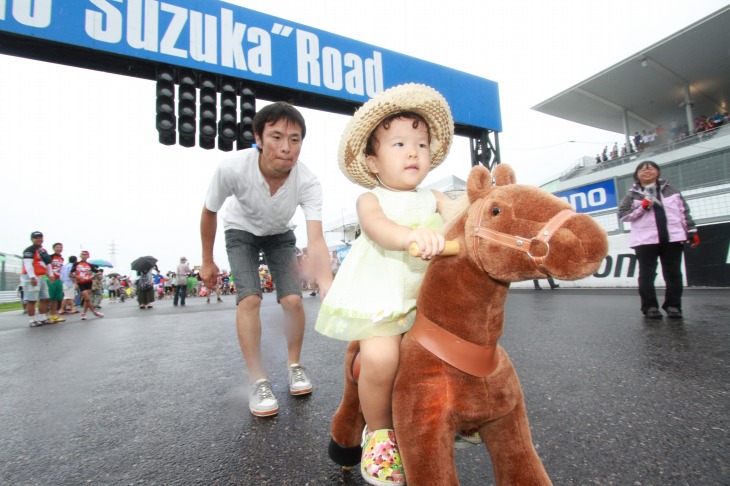 こんな乗り物で参加するキッズもいるバンビーノ