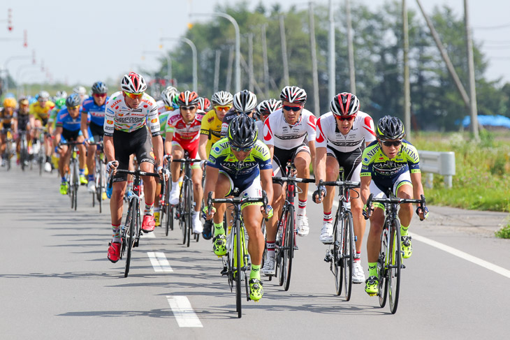 メイン集団はNIPPO2人とブリヂストンアンカー3人で引く