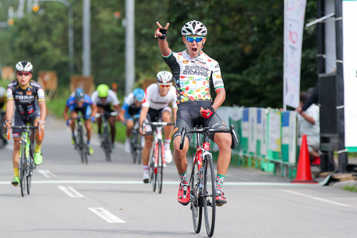 ラスト2kmでアタックしたルイスエンリケ・ダヴィラ(ジェリーベリーP/Bマキシス)が優勝