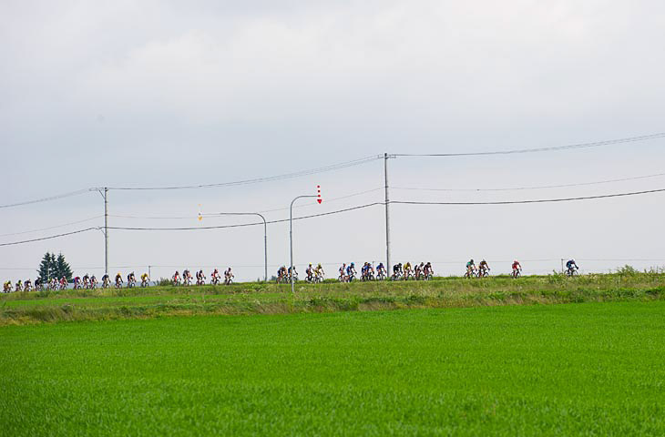 十勝平野を進むメイン集団