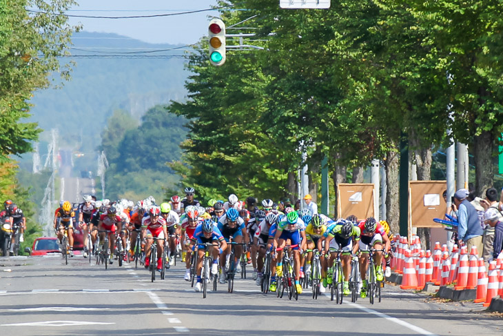 フィニッシュ前、ピエールパオロ・デネグリ(ヴィーニファンティーニNIPPO)が先行する