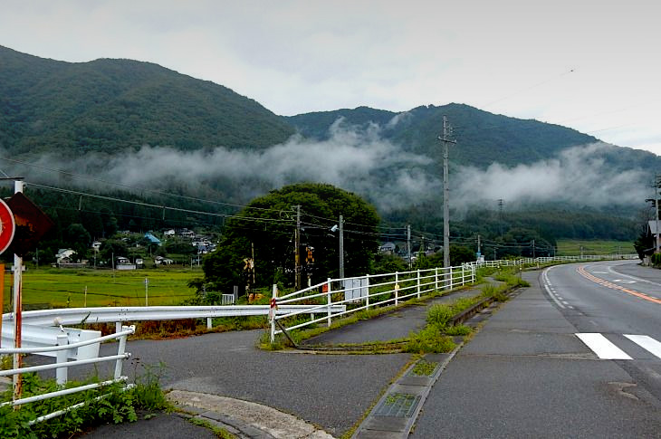 会場へと向かう途中です。雲が低い！