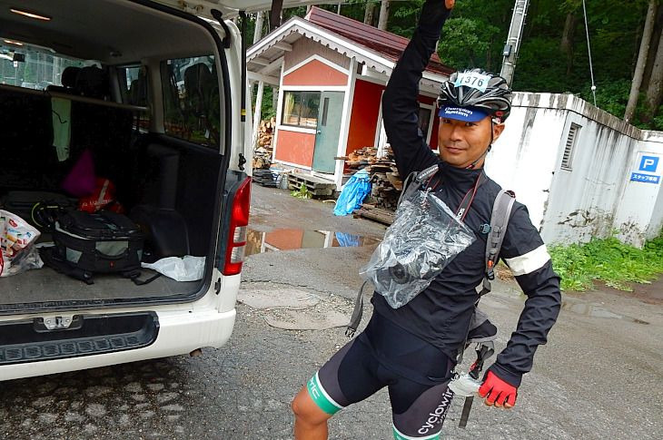 簡易防水装備の編集長。手慣れていますね。