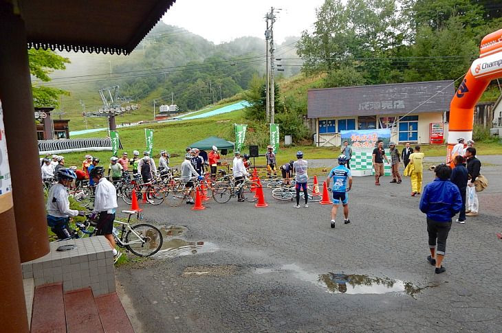 皆さんも雨の覚悟はできている様子です。